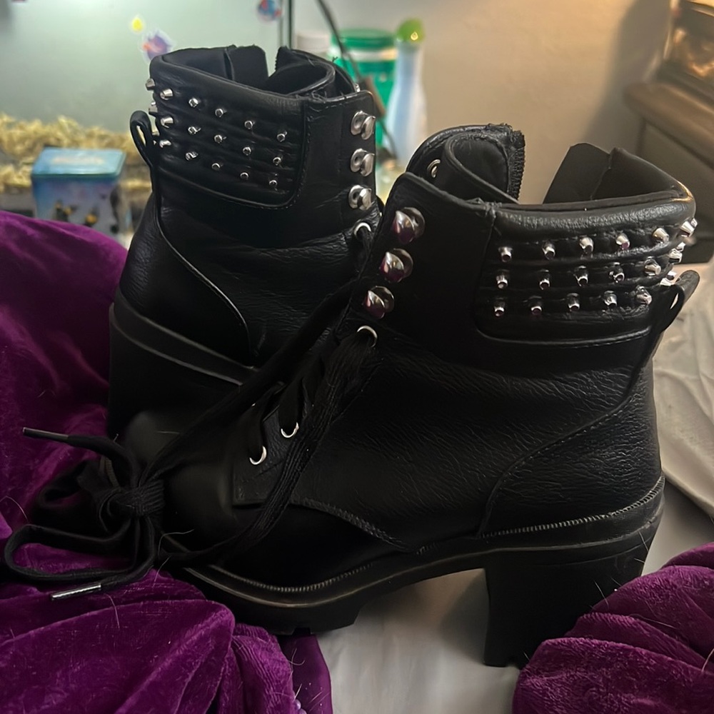 No boundaries motercycle boots, size 6
